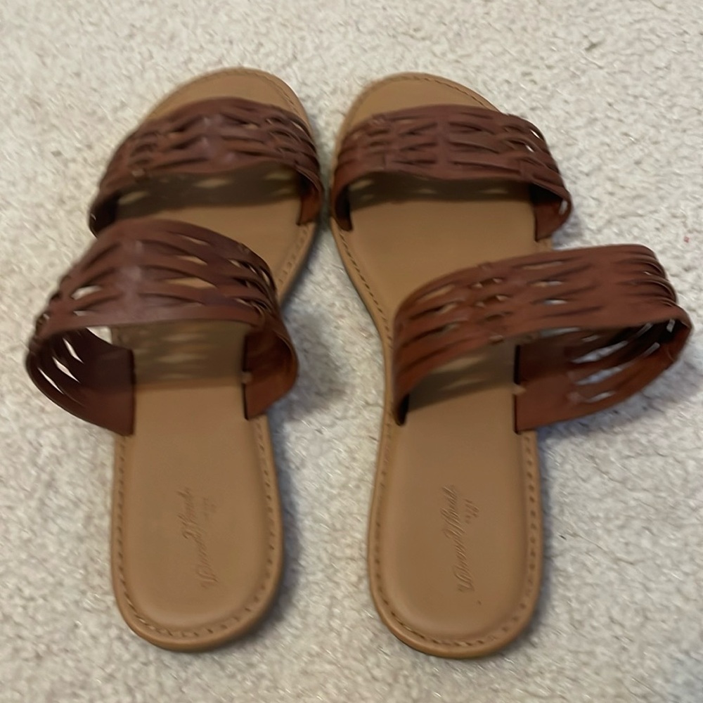 Universal Thread Sandals